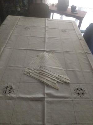 Handmade tablecloth with 6 food napkins, vintage
