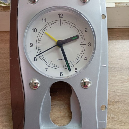 Wall clock set like new, analog, includes batteries