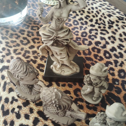 Victorian resin decorative figurines like new, Italian style