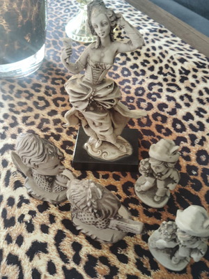 Victorian resin decorative figurines like new, Italian style