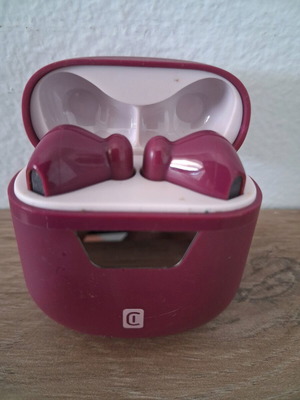 Cellularline earbuds like new
