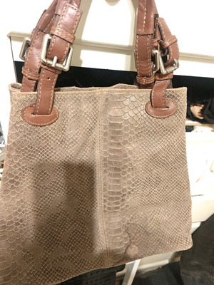 Δερμάτινη τσάντα χειρός μεγάλη με snake print και ρυθμιζόμενο λουράκι καφέ καινούργια