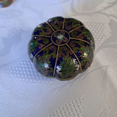 Cloisonne set of 4 pieces with 2 wooden bases like new