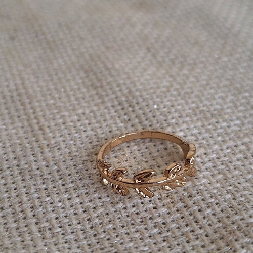 Ring with leaf wreath design like new, gold color
