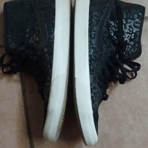 Nike women's black athletic boots size 38.5, suede and textured sides