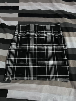 New Yorker skirt size XS, black and white