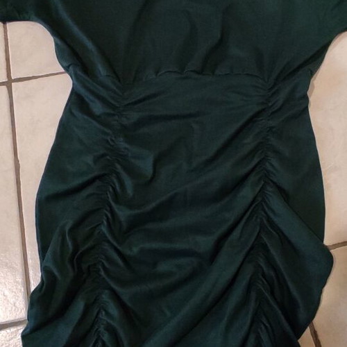 Dress like new with batwing sleeves and ruching green size M