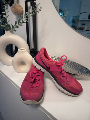 Nike athletic shoes used, size 38.5, black and pink