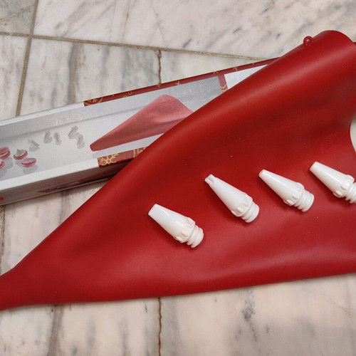 Silicone piping bag set with 5 types of nozzles like new