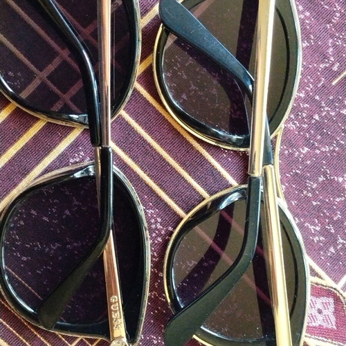 Guess women's sunglasses set used, black and gold, pack of 2