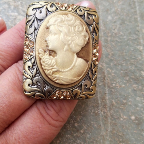Vintage metal brooch with vintage woman design like new, silver