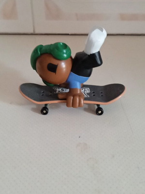 Tech Deck Skate Crew fingerboard figure like new