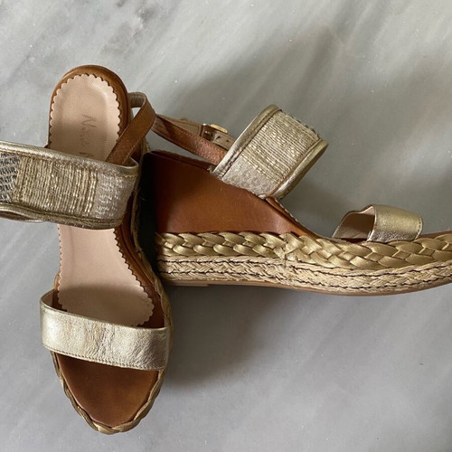 Beige platforms with woven heel and gold details like new