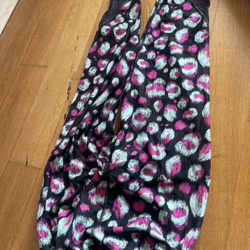Under Armour 3/4 leggings black with pink and light blue like new S/M