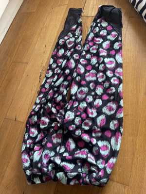 Under Armour 3/4 leggings black with pink and light blue like new S/M