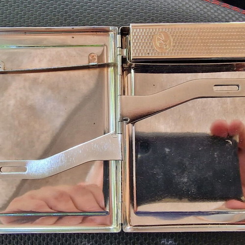 Marlboro collectible metal cigarette case with built-in lighter, like new