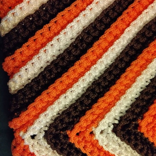 Knitted wrist bag, white and orange