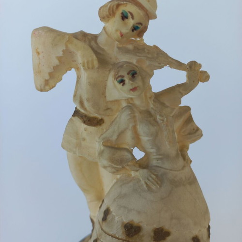 Vintage couple figurine like new resin with wooden base