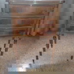  Ξύλινη συρταριέρα\κομοδίνο εποχής. Τιμή 269 ευρώ.
