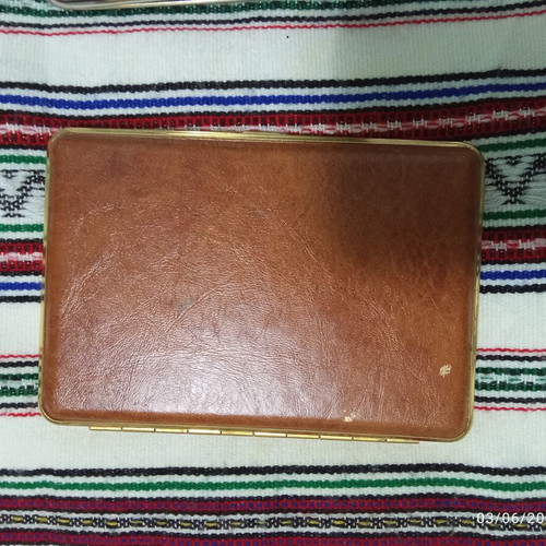 Tobaccopouches like new, 1 metal and 2 leather