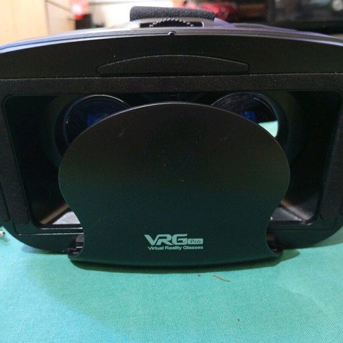 VR Glasses with Built-In Headphones like new