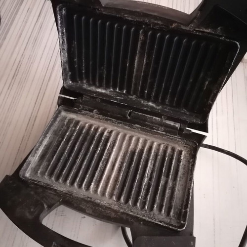 Izzy sandwich maker used
