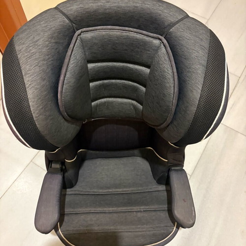 Car seat used with minor wear on handle