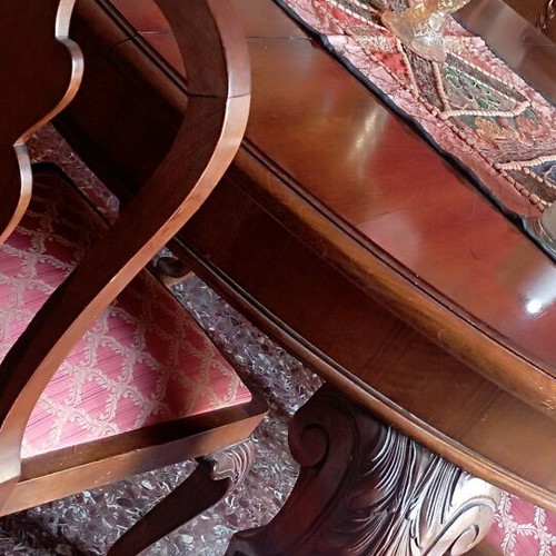 English antique dining table set like new with six chairs