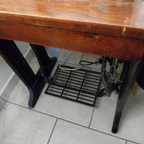 Singer Manufacturing Co. sewing machine like new with cabinet, late 1800s early 1900s