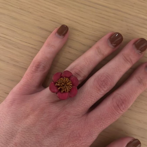 Ring like new with beautiful felt flower