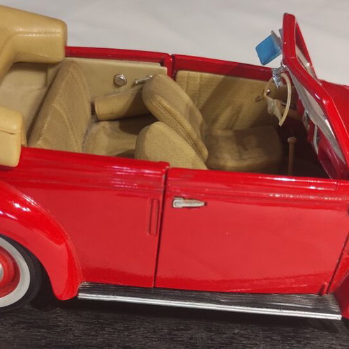 Volkswagen Cabriolet Maisto 1:18 collectible model like new, red