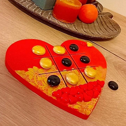 Handmade ceramic heart-shaped tic tac toe new, hand-painted