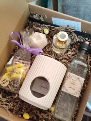 Gift box with wax melt, diffuser 50ml, candle, and homemade liqueur 250ml