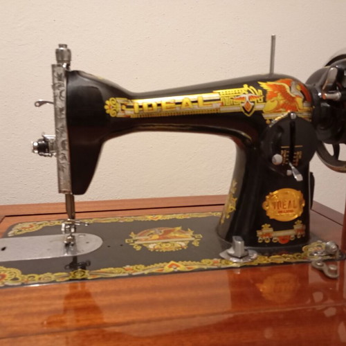 Ideal De Luxe treadle sewing machine like new