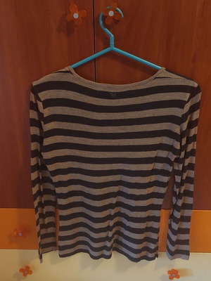 Max Mara wool striped blouse with V-neck like new, long sleeves
