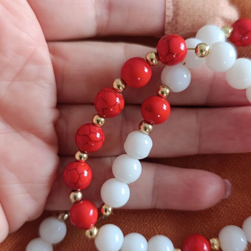 Necklace with opalite and dyed red chalcedony, gold steel details, new