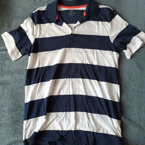 Clothing bundle like new, including sweaters, t-shirts, jackets