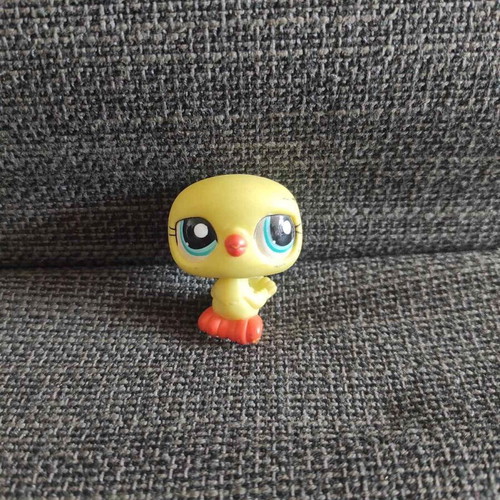 Littlest Pet Shop Authentic #1433 used yellow figure with blue eyes