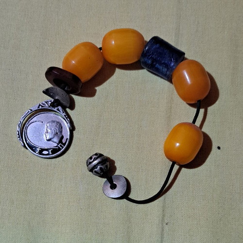 Begleri with 4 large amber-bakelite beads and 1 blue blown glass bead like new