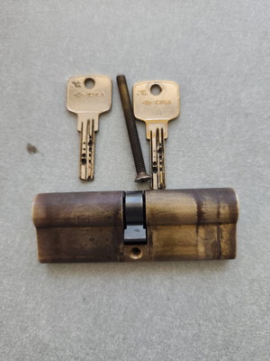 Cisa door lock cylinder used with 2 keys and central screw