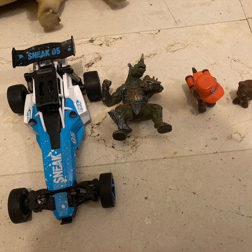 Toy airplanes and cars like new, with figures and remote control