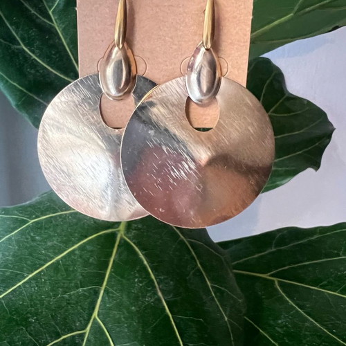 Brass dangle earrings new, gold color