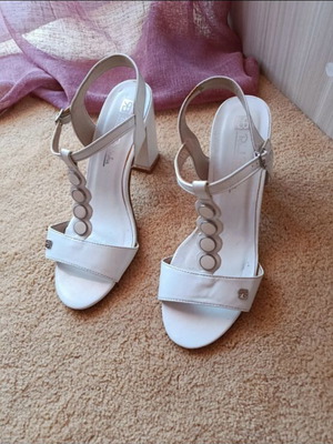 White sandals size 40 like new