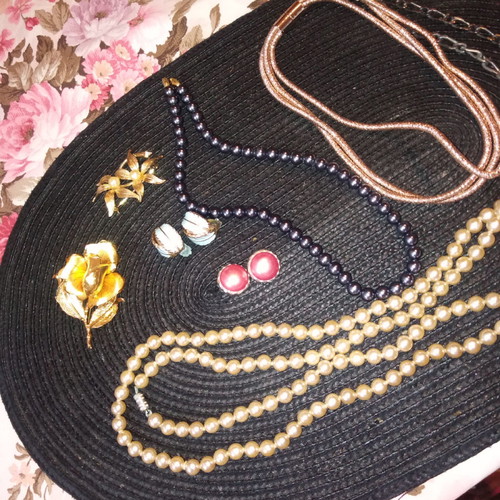 Fashion jewelry used, 4 necklaces, 2 pairs of clip earrings, 2 brooches