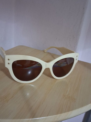 Women's sunglasses used, beige tortoiseshell frame with dark lenses