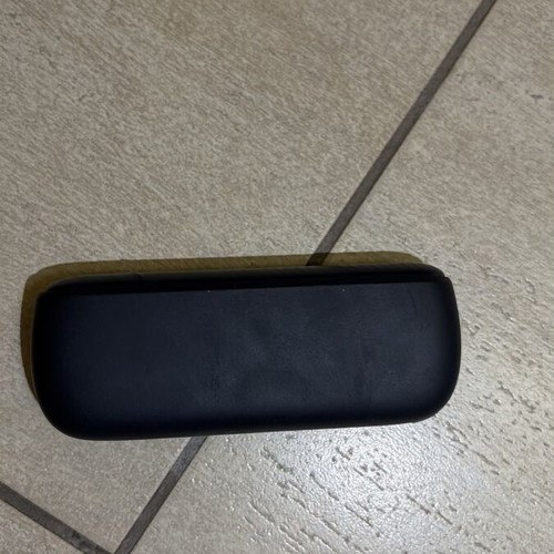 IQOS ILUMA i Midnight Black used with base and holder