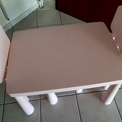 Children's table set with 2 chairs like new