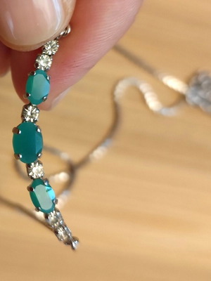 Romantic pendant new with steel chain and emerald-colored crystals