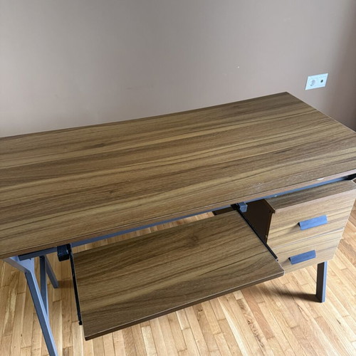 Desk with assisted keyboard drawer like new