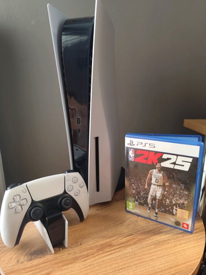 PlayStation 5 Disc Edition σαν καινούργιο με NBA 2K25 και βάση φόρτισης